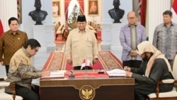 Presiden Prabowo Subianto menyaksikan penandatangan nota kesepahaman Pengembangan Proyek Hunian 1 Juta Unit antara Menteri PKP Maruarar Sirait dengan Investor Perumahan (SHK) Kerajaan Qatar Yang Mulia Sheikh Abdulaziz di Istana Merdeka, Jakarta, Rabu (8/1). (Biro Setpres)