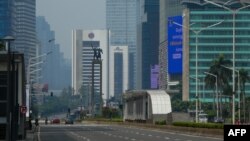 Suasana jalan-jalan protokol di Jakarta tampak lengang setelah penerapan Pembatasan Sosial Berskala Besar di tengah wabah virus corona COVID-19, Jumat, 10 April 2020. (Foto: AFP)