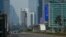 Suasana jalan-jalan protokol di Jakarta tampak lengang setelah penerapan Pembatasan Sosial Berskala Besar di tengah wabah virus corona COVID-19, Jumat, 10 April 2020. (Foto: AFP)