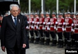 ARCHIVO - El presidente italiano Sergio Mattarella asiste a una ceremonia oficial de bienvenida en la Tumba del Soldado Desconocido en Sofía, Bulgaria, el 17 de abril de 2024. REUTERS/Spasiyana Sergieva