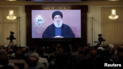 Sayyed Hassan Nasrallah, líder do Hezbollah no Líbano, fala durante um discurso transmitido pela televisão numa cerimónia fúnebre nos subúrbios do sul de Beirute