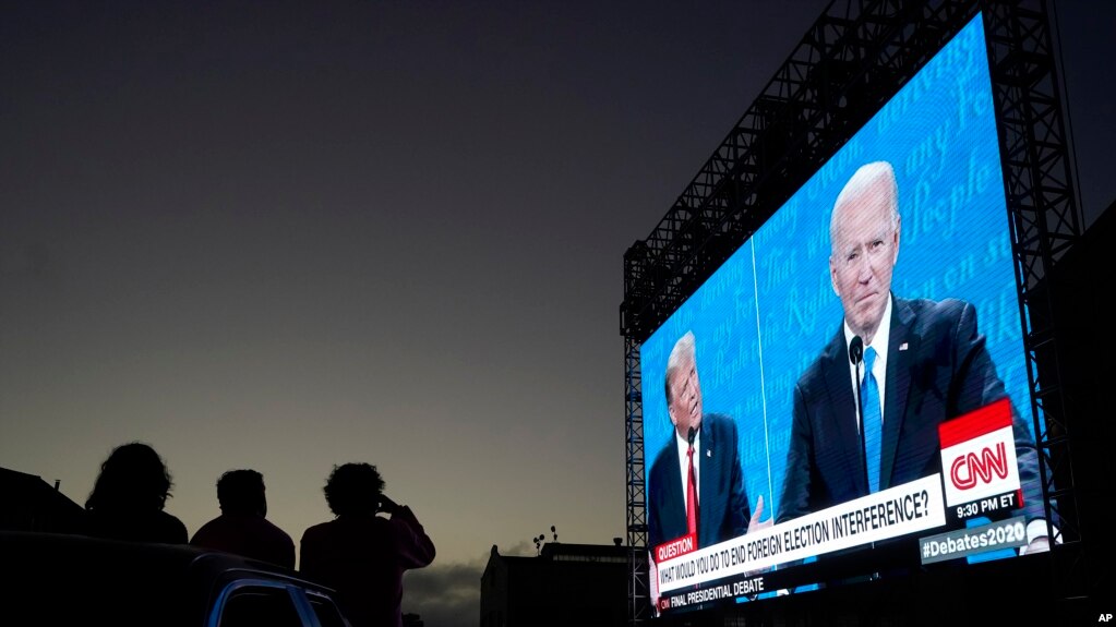 Foto de una pantalla que transmite un debate entre el entonces presidente de EEUU Donald Trump y el candidato Joe Biden, el 22 de octubre de 2020.