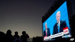 Foto de una pantalla que transmite un debate entre el entonces presidente de EEUU Donald Trump y el candidato Joe Biden, el 22 de octubre de 2020.