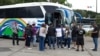 Un grupo de personas aborda un autobus en la frontera entre Costa Rica y Nicaragua el 24 de diciembre de 2024