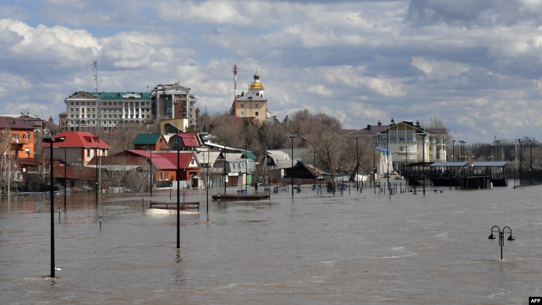 Pemandangan kota Orenburg yang dilanda banjir pada 13 April 2024. Layanan darurat Rusia pada 13 April 2024 menyatakan mereka telah mengevakuasi ribuan orang dari wilayah Orenburg di selatan Ural karena air banjir terus meningkat. (Olga MALTSEVA / AFP)