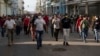 Archivo—Partidarios del gobierno marchan en La Habana, Cuba, el domingo 11 de julio de 2021 para contrarrestar las manifestaciones masivas que se produjeron en decenas de pueblos y pequeñas ciudades de todo el país.