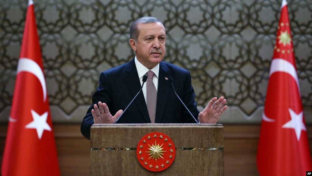 Presiden Turki Recep Tayyip Erdogan berbicara pada pemerintahan setempat di istananya di Ankara, Turki (26/11). (AP/Kayhan Ozer)