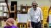 Mohamed Muizzu, calon presiden Maladewa dari partai oposisi, Kongres Nasional Rakyat, memberikan suaranya pada putaran kedua pemilihan presiden di Male, Maladewa, 30 September 2023. (Foto: REUTERS/Dhahau Naseem)
