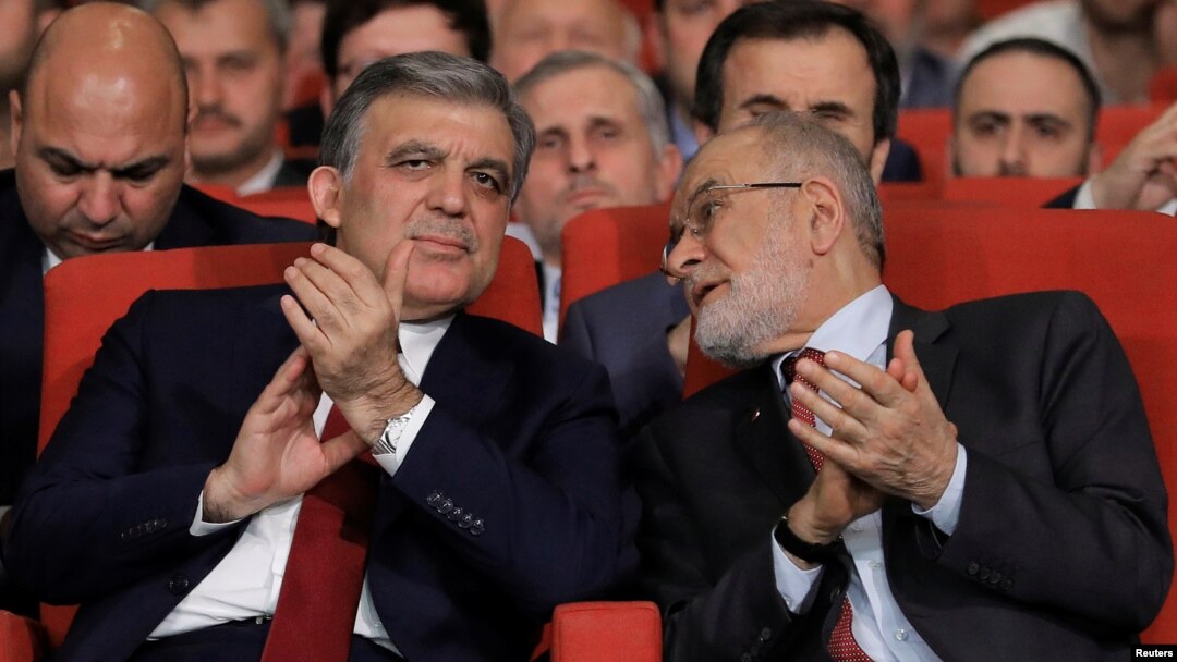 Mantan Presiden Turki Abdullah Gul (kiri) bersama pemimpin Partai Saadet Temel Karamollaoglu di Istanbul, Turki, 24 April 2018. (Foto: dok).