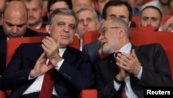 Mantan Presiden Turki Abdullah Gul (kiri) bersama pemimpin Partai Saadet Temel Karamollaoglu di Istanbul, Turki, 24 April 2018. (Foto: dok).