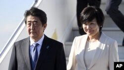 FILE-Perdana Menteri Jepang Shinzo Abe dan istrinya, Akie, tiba di Bandara Internasional Helsinki di Vantaa, Finlandia, 9 Juli 2017. 