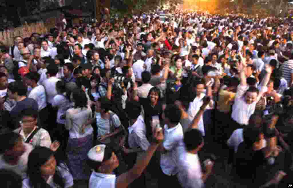 Supporters of Burma's pro-democracy leader Aung San Suu Kyi celebrate outside her home after her release from house arrest in Rangoon, 13 Nov 2010.