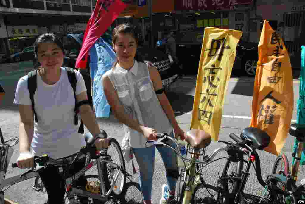 香港中學六年級學生姚同學(左)與林同學一起參加「來往廣場的單車」，體驗89學運期間，天安門廣場的學生如何用單車傳遞信息