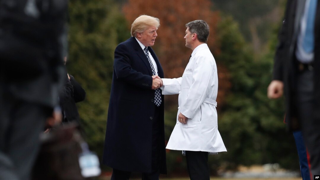 Predsednik SAD Donald Tramp rukuje se sa svojim ličnim lekarom Ronijem Džeksonom Jan. 12, 2018, 