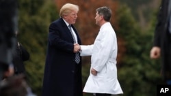 Дональд Трамп и его личный врач Ронни Джексон