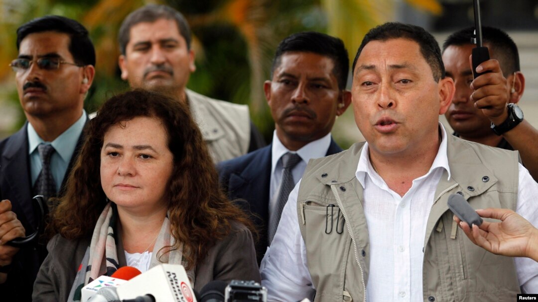 Menteri Dalam Negeri Guatemala Mauricio Lopez (kanan) didampingi oleh Jaksa Agung Claudia Paz y Paz (kiri), dalam konferensi pers di Pangkalan Angkatan Udara, Guatemala (4/12).