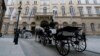 Dua kereta kuda di depan lokasi pertemuan para pejabat Rusia dan AS untuk membahas pengendalian senjata di Wina, Austria, Senin, 22 Juni 2020. (AP Foto / Ronald Zak)
