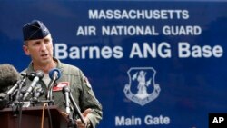 El Coronel James Keefe, comandante del 104o. Escuadrón del Aire de la Guardia Nacional de Massachusetts da una conferencia de prensa sobre el accidente del F-15C que se estrelló en Virginia.