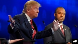 Ben Carson (à droite), et Donald Trump, lors du débat des candidats à la présidentielle républicaine, Colorado le 28 octobre 2015. Source : AP