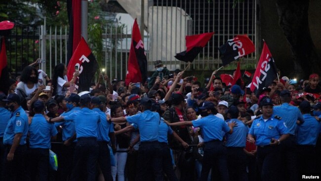 Los partidarios del presidente de Nicaragua, Daniel Ortega, participan en la celebración del 43 aniversario de la Revolución Sandinista en Managua, Nicaragua, 19 de julio de 2022. REUTERS/Maynor Valenzuela