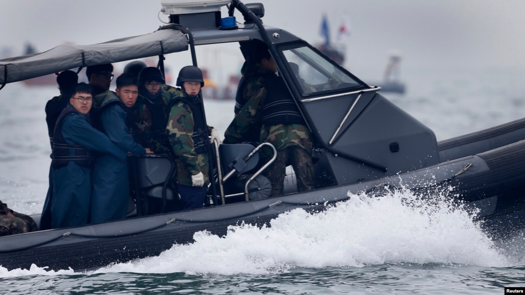 Regu pencari dan penyelamat menyisir lokasi seputar tenggelamnya Feri Sewol di wilayah Jindo, Korea Selatan, 18/4/2014. 