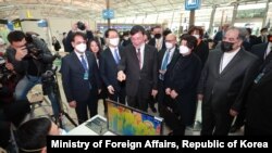 지난 13일 주한외교단이 인천국제공항 1터미널을 방문해 출입국 검역 절차에 대한 설명을 듣고 있다. 사진 출처: 한국 외교부. 