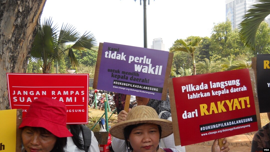 Aksi menolak Pilkada lewat DPRD di seberang Istana Merdeka Jakarta pada 16 September 2014 (VOA/ Andylala).
