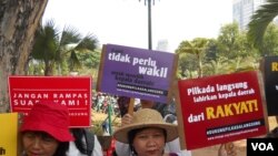 Aksi tolak Pilkada oleh DPRD di seberang Istana Merdeka Jakarta, Selasa, 16 September 2014 (Foto: VOA/Andylala)