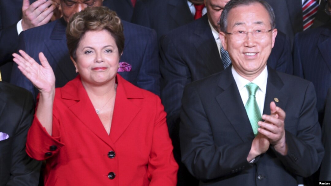 La presidenta de Brasil, Dilma Rousseff, y el secretario general de la ONU, Ban Ki-moon, al inaugurar la cumbre en Río de Janeiro.