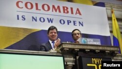 El presidente de Colombia, Juan Manuel Santos, toca la campana en la sesión de hoy de la bolsa de valores en Nueva York.