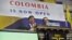 El presidente de Colombia, Juan Manuel Santos, toca la campana en la sesión de hoy de la bolsa de valores en Nueva York.