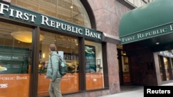 Salah satu kantor cabang First Republic Bank di San Francisco, CA (foto: dok). Regulator keuangan AS telah menjual aset-aset First Republic Bank pada JPMorgan Chase Bank. 