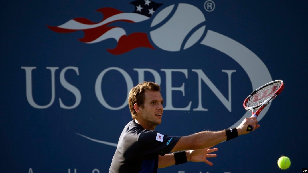 Petenis Perancis Paul-Henri Mathieu, mengembalikan bola ke arah petenis Jerman Tommy Haas dalam putaran pertama kejuaraan tenis terbuka AS "US Open" 2013, 27 Agustus, 2013, di New York. (AP Photo / David Goldman).