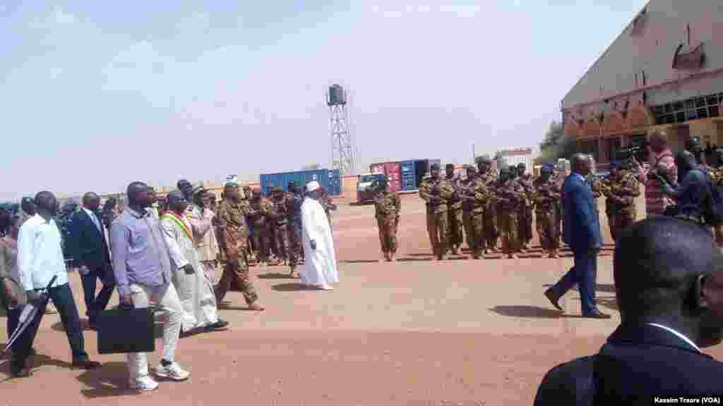 Le président français malien Ibrahim Boubacar Keita, au centre, passe les troupes en revue à Gao, Mali, 19 mai 2017. (VOA/Kassim Traore)