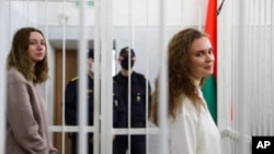 Белорусские журналистки Катерина Андреева и Дарья Чульцова во время суда, 18 февраля 2021.