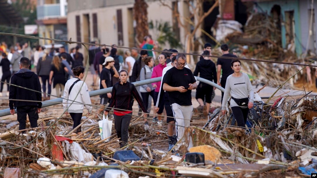 Los residentes caminan por una calle después de las inundaciones en Paiporta, cerca de Valencia, España, el miércoles 30 de octubre de 2024. (Foto AP/Alberto Saíz).