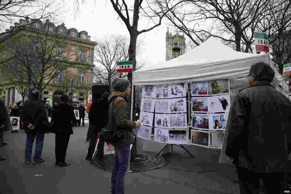 در حاشیه این تجمع عکسهایی از موارد نقض حقوق بشر در ایران قرار داشت.