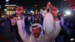 Ciudadanos de los Emiratos Árabes Unidos celebran la entrada en órbita de la Sonda Esperanza alrededor de Marte, el 9 de febrero de 2021.