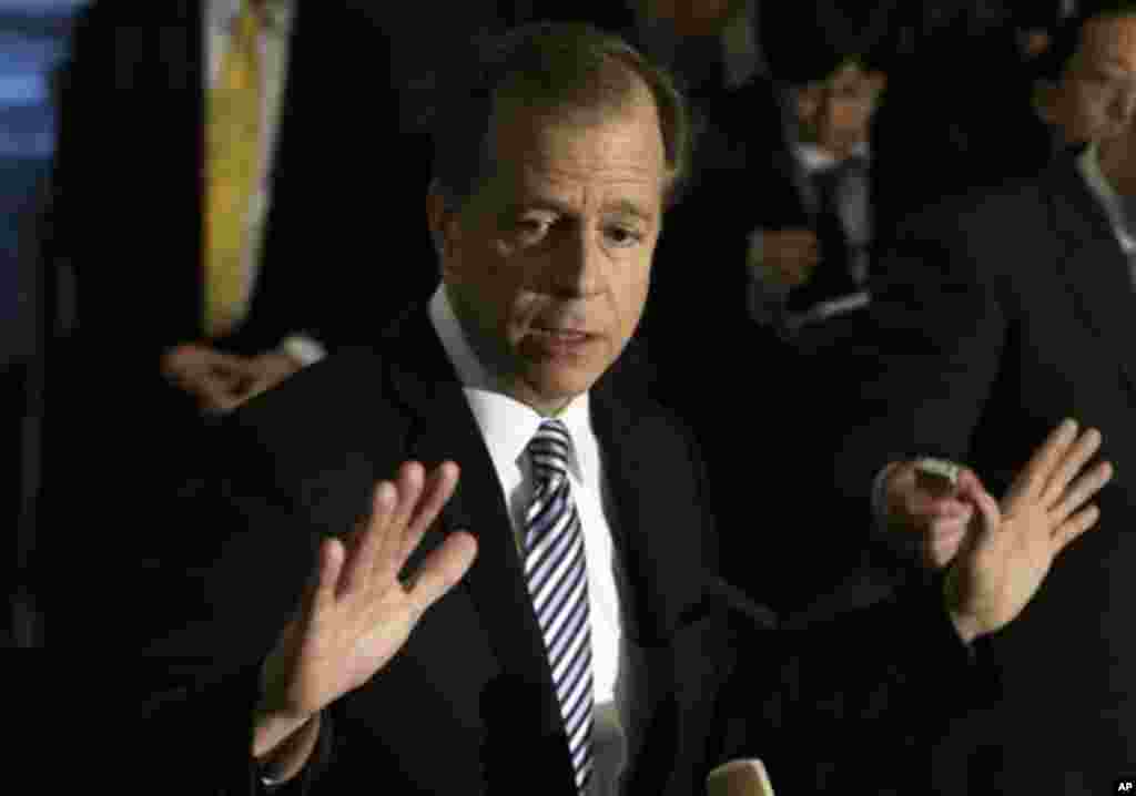 일본, 한국에 이어 중국을 방문한 글린 데이비스 미 대북정책 특별대표는 22일 베이징에서, 북한이 대남 위협을 중단할 것을 촉구했습니다. 또 북한 지도부가 미사일과 핵무기 개발을 중단하고, 국민을 먹이고 교육하는 것을 우선시해야 한다고 강조했습니다.