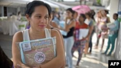 A pregnant woman holds a mosquito net in Cali, Colombia, Feb. 10, 2016. The Colombian Health Ministry began delivering mosquito nets for free to pregnant women to prevent the infection by Zika virus, vectored by the Aedes aegypti mosquito.