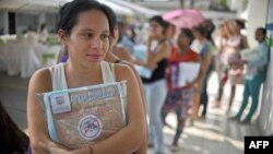 Seorang perempuan hamil memegang kasa nyamuk di Cali, Kolombia, Februari 2016. (AFP/Luis Robayo)