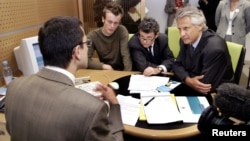 Jean-Louis Borloo (au centre) avec l'ex-Premier ministre français Dominique de Villepin (à droite).