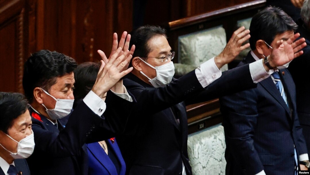日本首相岸田文雄（中）2021年10月14日在解散眾議院後揮手打氣（路透社）