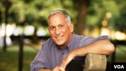 Walter Isaacson dijo que empezó a escribir el libro en 2009 por iniciativa de la esposa de Jobs.