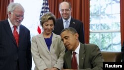 Predsednik Obama potpisuje zakon o povećanoj bezbednosnoj saradnji SAD i Izraela. 