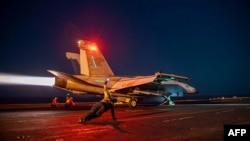 Firoka Amerîkî li ser Firokhilgira (USS Eisenhower) li avên Rojhilata Navîn