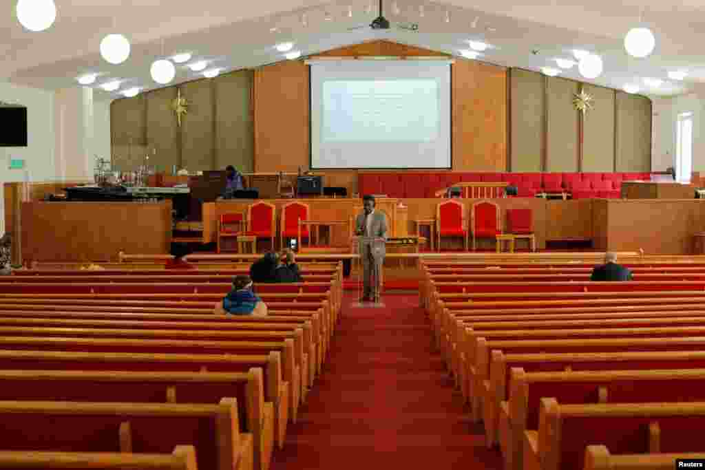 امریکہ میں بھی گرجا گھر خالی رہے تاہم کچھ گرجا گھروں میں اکا دکا افراد ہی عبادت کی غرض سے پہنچ سکے۔