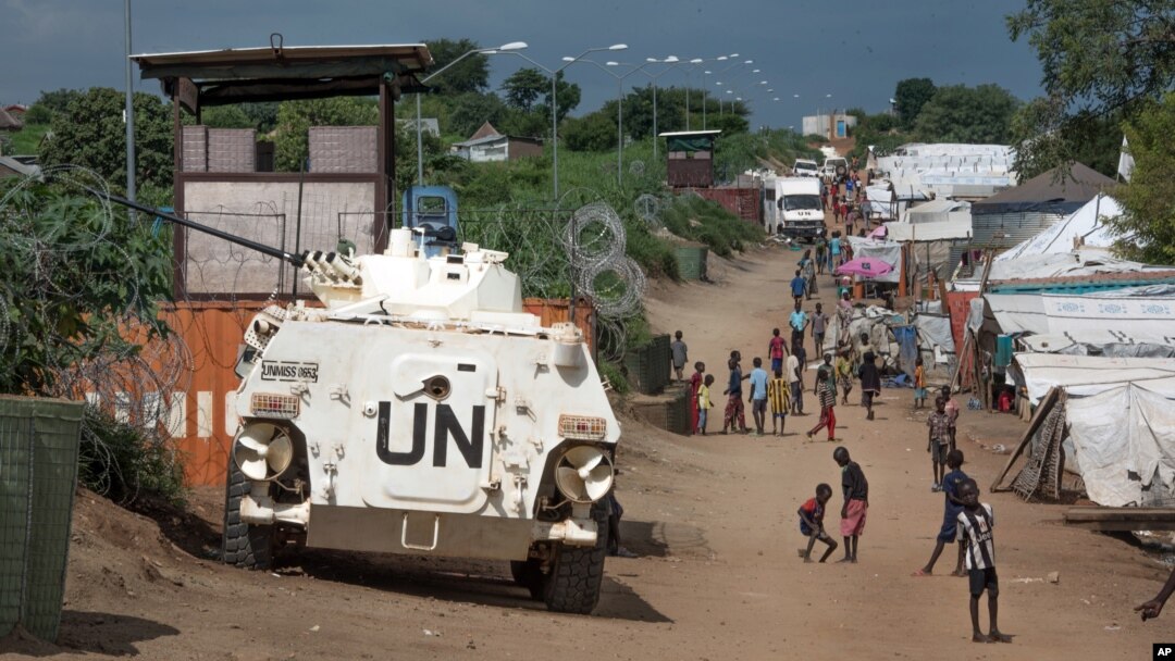 Kendaraan lapis baja milik PBB di kamp pengungsi di Juba, Sudan Selatan (25/7). (AP/Jason Patinkin)