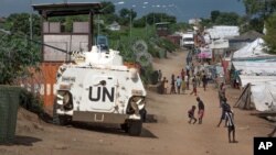 Pasukan PBB melakukan pengamanan kamp pengungsi di Juba, Sudan Selatan setelah kekerasan bulan Juli lalu (foto: dok).