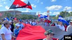 Miembros del partido gobernante FSLN de Nicaragua participan en una marcha en la ciudad de Managua.